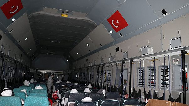 Yeni tip koronavirüs salgını dolayısıyla Çin'in Vuhan kentinden tahliye edilen vatandaşları taşıyan uçak Etimesgut Havalimanı'na iniş yaptı. Yeni tip koronavirüs salgını dolayısıyla Çin'in Vuhan kentinden tahliye edilen vatandaşları taşıyan uçak Etimesgut Havalimanı'na iniş yaptı.