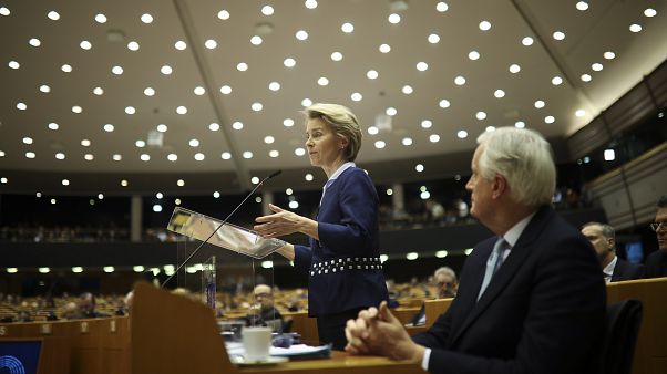 Kommissionspräsidentin Von der Leyen und Brexit-Chefunterhändler Barnier im EU-Parlament am Mittwoch Kommissionspräsidentin Von der Leyen und Brexit-Chefunterhändler Barnier im EU-Parlament am Mittwoch