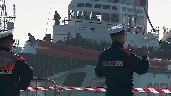 El Open Arms desembarca en Sicilia con 363 migrantes a bordo El Open Arms desembarca en Sicilia con 363 migrantes a bordo