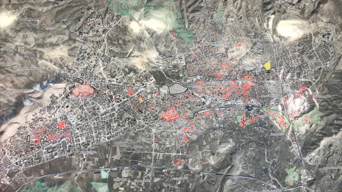 Sivrice merkezli meydana gelen 6,8 büyüklüğündeki depremin Elazığ'a verdiği hasarı ortaya çıkarmak için oluşturulan ekipler, verileri Bakanlıkça hazırlanan haritaya işleniyor.