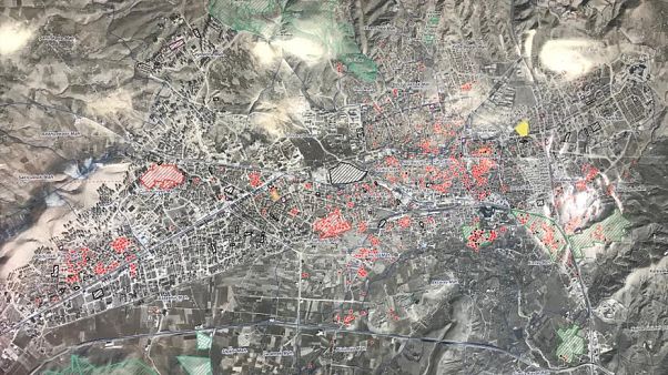Sivrice merkezli meydana gelen 6,8 büyüklüğündeki depremin Elazığ'a verdiği hasarı ortaya çıkarmak için oluşturulan ekipler, verileri Bakanlıkça hazırlanan haritaya işleniyor. Sivrice merkezli meydana gelen 6,8 büyüklüğündeki depremin Elazığ'a verdiği hasarı ortaya çıkarmak için oluşturulan ekipler, verileri Bakanlıkça hazırlanan haritaya işleniyor.