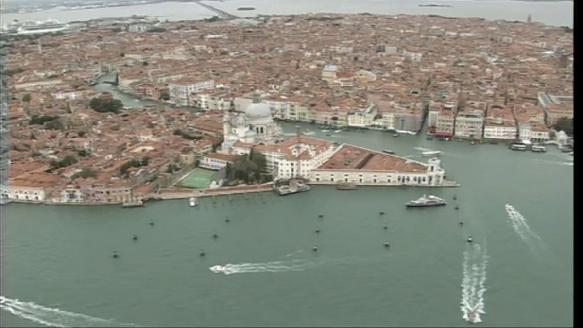 Evacuación cerca de Venecia por una bomba de la Segunda Guerra Mundial