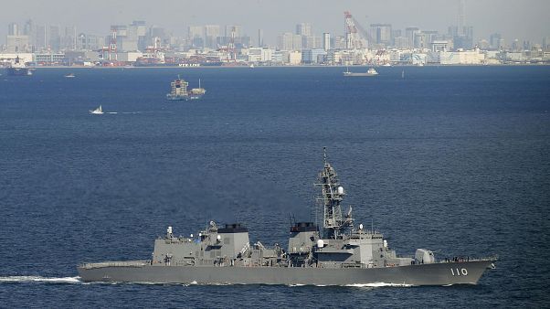 中東へ向け、神奈川県の海上自衛隊横須賀基地を出港した護衛艦「たかなみ」=2日午前(共同通信社ヘリから) 中東へ向け、神奈川県の海上自衛隊横須賀基地を出港した護衛艦「たかなみ」=2日午前(共同通信社ヘリから)