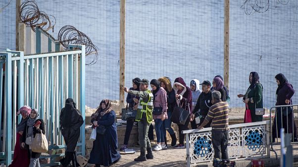 حمالات البضائع المغربيات ينتظرن البديل عقب وقف "التهريب المعيشي" حمالات البضائع المغربيات ينتظرن البديل عقب وقف "التهريب المعيشي"