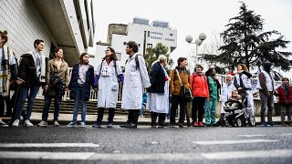 Une chaîne humaine pour "sauver l'hôpital public" en France