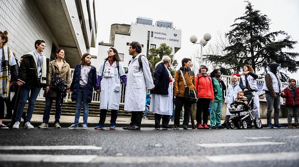 Une chaîne humaine pour "sauver l'hôpital public" en France Une chaîne humaine pour "sauver l'hôpital public" en France