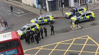 Londra'da bıçaklı saldırı: Şüpheli polis tarafından öldürüldü