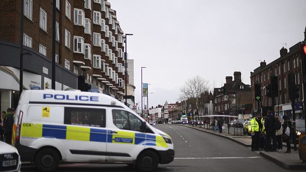 Londra: uomo accoltella i passanti, ucciso dalla polizia Londra: uomo accoltella i passanti, ucciso dalla polizia