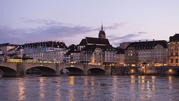 Frau um 7 Uhr morgens vor ihrer Haustür in Basel vergewaltigt Frau um 7 Uhr morgens vor ihrer Haustür in Basel vergewaltigt