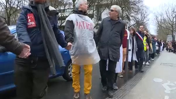 Kórházi dolgozók élőlánca Párizsban Kórházi dolgozók élőlánca Párizsban