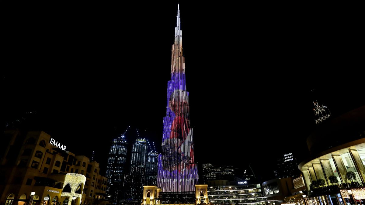شاهد: برج خليفة يحيي ذكرى وفاة أسطورة كرة السلة الأمريكي براينت