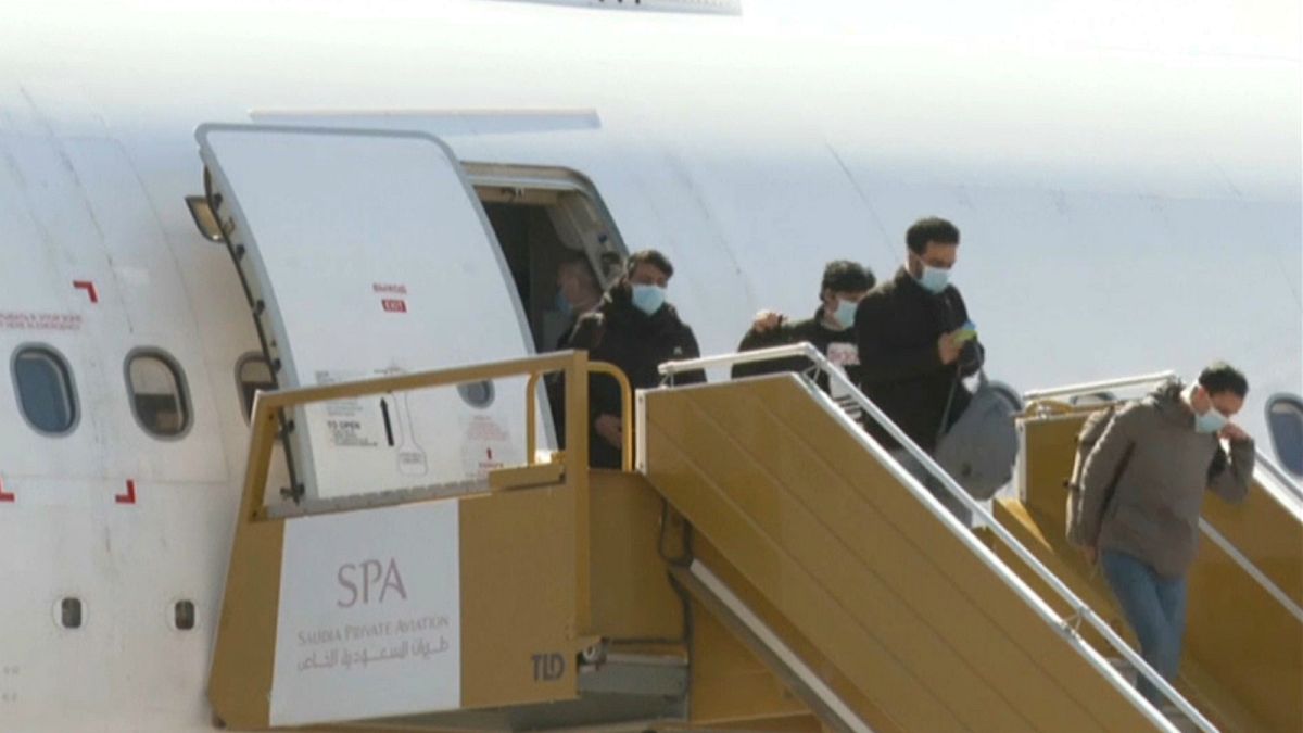 شاهد: وصول طلاب سعوديين إلى الرياض بعد إجلائهم من ووهان