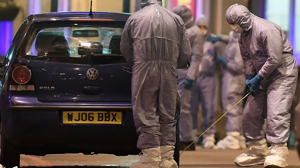 Frissen szabadult, civil ruhás rendőrök követték a londoni késes támadót