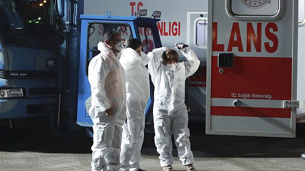 Personal médico recibe a evacuados de Wuhan en un aeropuerto militar de Turquía Personal médico recibe a evacuados de Wuhan en un aeropuerto militar de Turquía
