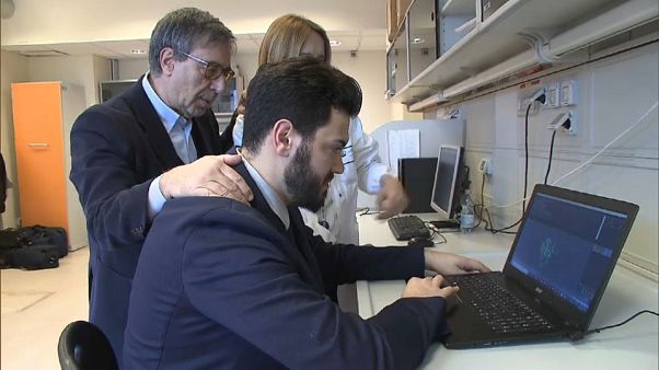 Coronavirus: italiani campioni della ricerca senza soldi Coronavirus: italiani campioni della ricerca senza soldi