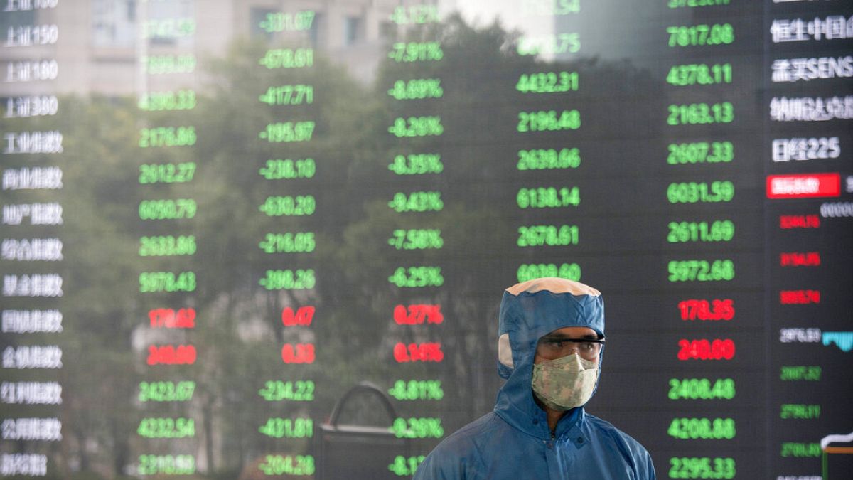 Ein Arbeiter mit Maske in der Börse in Shanghai