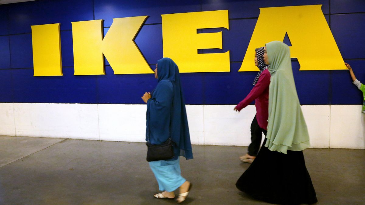 IKEA, başörtüsüne tepki gösteren müşterisine karşı Müslüman kadın çalışanını savundu