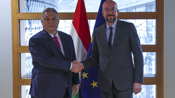 El presidente del Consejo Europeo Charles Michel (der) con al primer ministro húngaro Viktor Orban (izq) en la sede del Consejo Europeo en Bruselas, el 3 de febrero de 2020. El presidente del Consejo Europeo Charles Michel (der) con al primer ministro húngaro Viktor Orban (izq) en la sede del Consejo Europeo en Bruselas, el 3 de febrero de 2020.