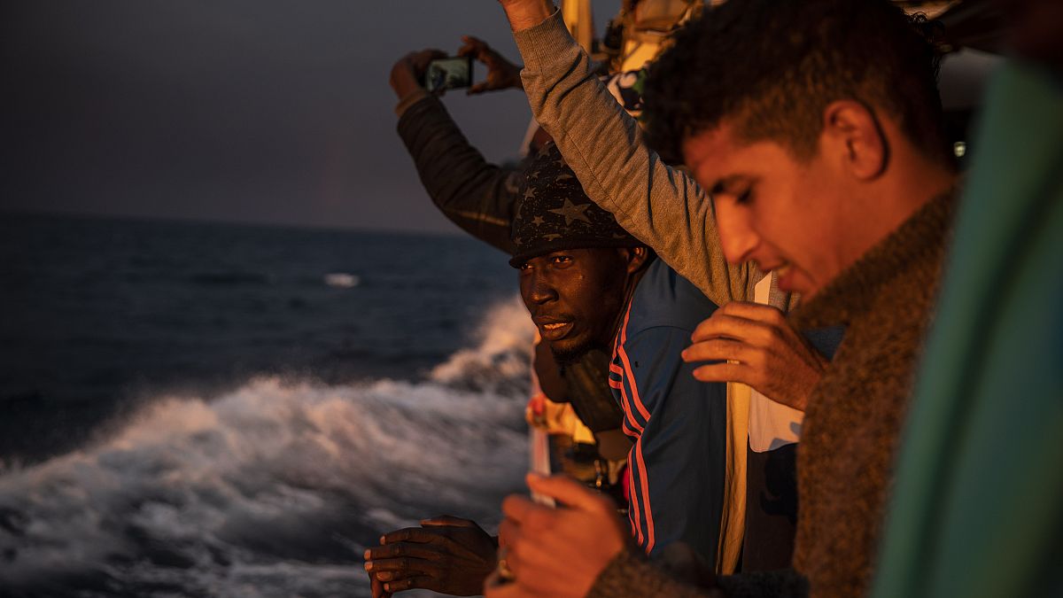 مهاجرون على متن سفينة الإنقاذ "أوبن أرمز" في المتوسط 