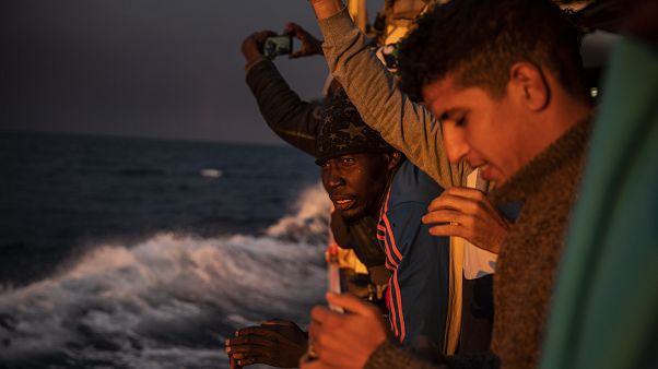 مهاجرون على متن سفينة الإنقاذ "أوبن أرمز" في المتوسط مهاجرون على متن سفينة الإنقاذ "أوبن أرمز" في المتوسط