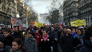 صف‌آرایی پزشکان و وکلای فرانسوی علیه اصلاحات بازنشستگی ماکرون
