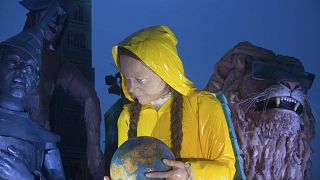 دمية تمثل الناشطة السويدية غريتا تونبرج في كرنفال فياريجيو الإيطالي.