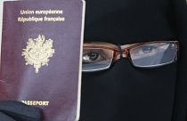 إمرأة فرنسية مسلمة تحمل جواز السفر الفرنسي