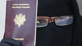 إمرأة فرنسية مسلمة تحمل جواز السفر الفرنسي
