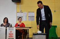 رئيس الوزراء المنتهية ولايته ليو فارادكار مدليا بصوته اليوم 