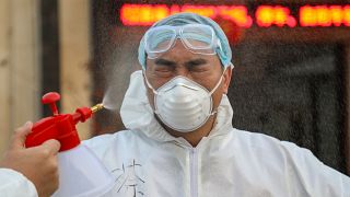 Koronavirüs salgınını 3 hafta önce teşhis eden Çinli doktor Vuhan polisi tarafından susturulmuş