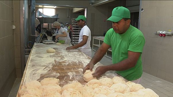 Romanya'nın Ditrau kasabasında çalışan iki Sri Lankalı işçi Romanya'nın Ditrau kasabasında çalışan iki Sri Lankalı işçi