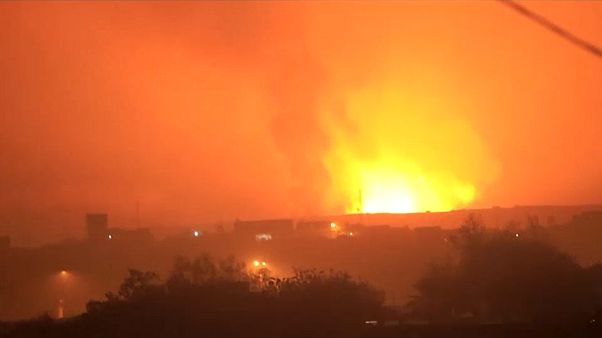 صورة من فيديو لوكالة أسوشييتد برس يظهر لحظة انفجار مستودع الأسلحة في اليمن صورة من فيديو لوكالة أسوشييتد برس يظهر لحظة انفجار مستودع الأسلحة في اليمن