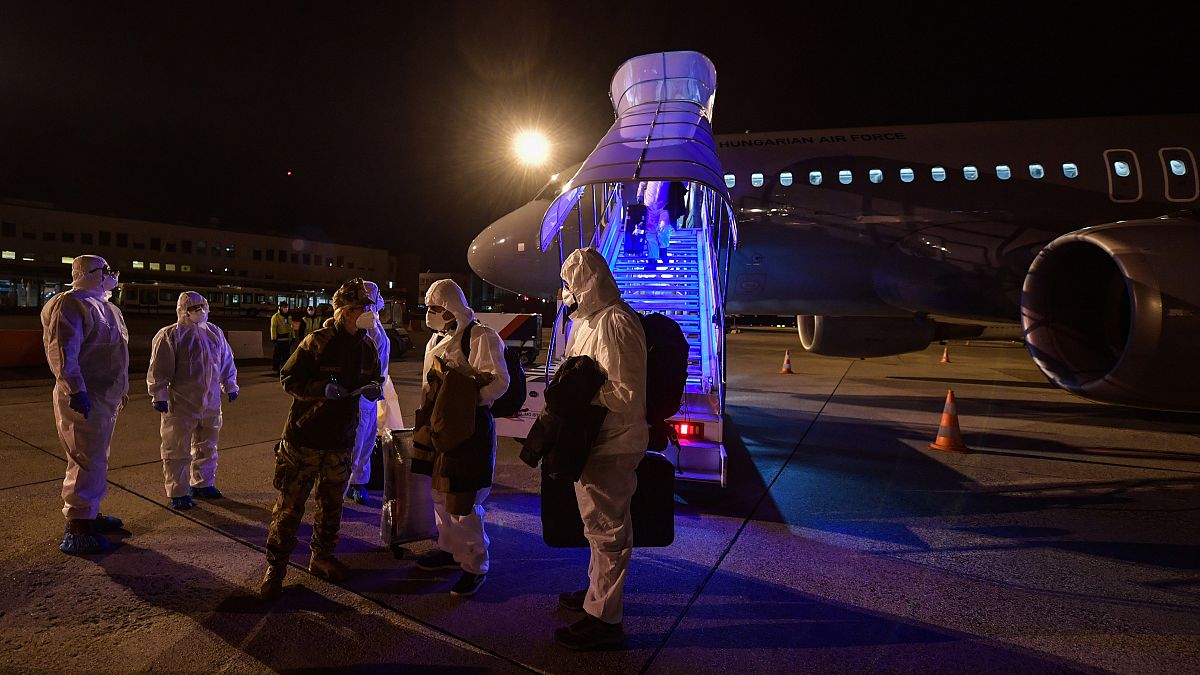 a koronavírus-járvány sújtotta kínai Vuhanból hazatérő magyarok Budapestre érkeznek a Magyar Honvédség repülőgépével 2020. február 2-án.
