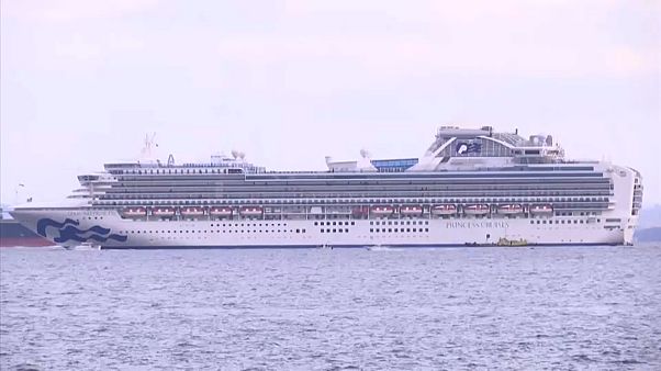Schiff liegt vor Yokohama vor Anker Schiff liegt vor Yokohama vor Anker