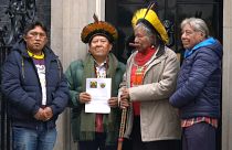 Líderes indígenas do Brasil entregam carta a Boris Johnson