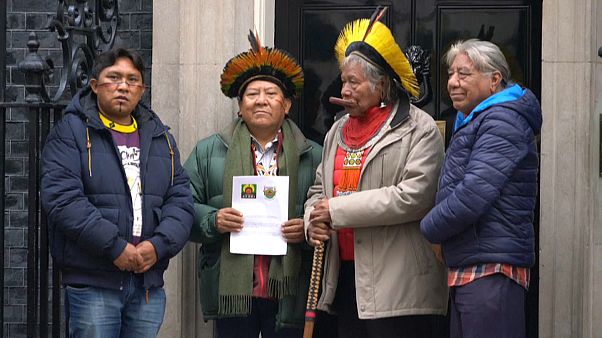Líderes indígenas do Brasil entregam carta a Boris Johnson Líderes indígenas do Brasil entregam carta a Boris Johnson