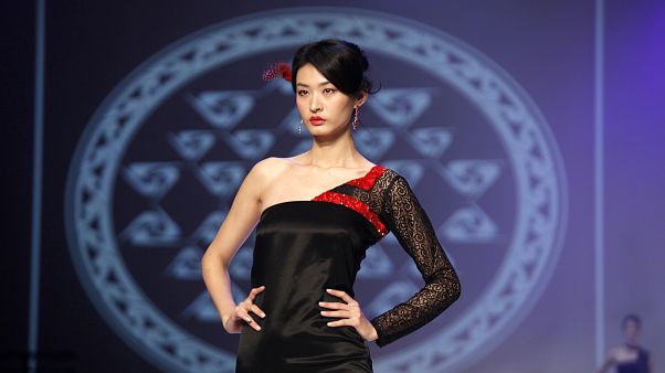 18-24 Şubat tarihleri arasında düzenlenecek Milano Moda Haftası, koronavirüs (2019-nCoV) krizi nedeniyle zor günler geçiren Çin'e destek kampanyası başlattı. 18-24 Şubat tarihleri arasında düzenlenecek Milano Moda Haftası, koronavirüs (2019-nCoV) krizi nedeniyle zor günler geçiren Çin'e destek kampanyası başlattı.