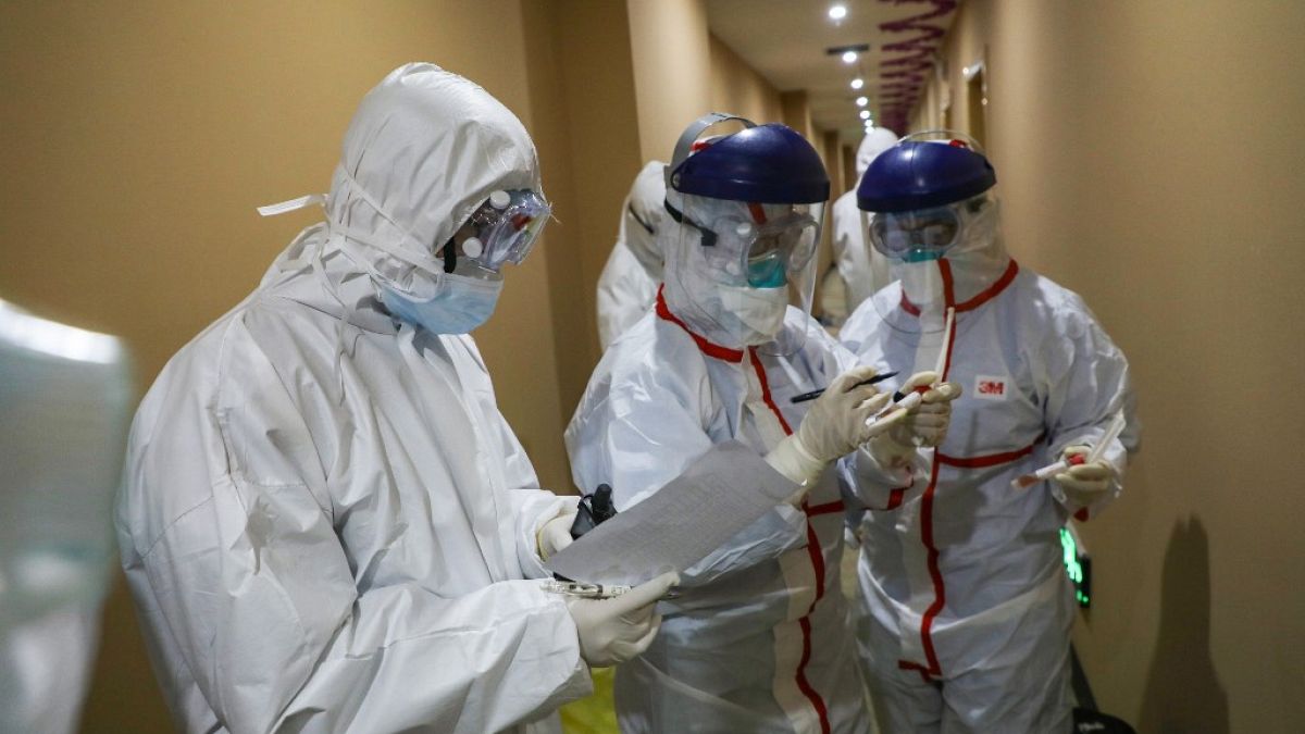 Koronavirüs salgınına karşı çalışan sağlık görevliler-Çin