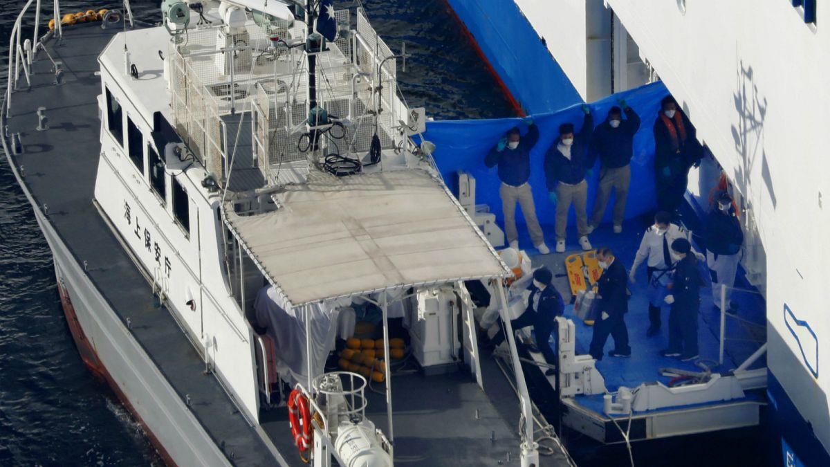 Un bateau des gardes-côtes japonais embarquant des passagers du paquebot Diamond Princess testés positifs au coronavirus. Yokohama, le 5 février 2020.