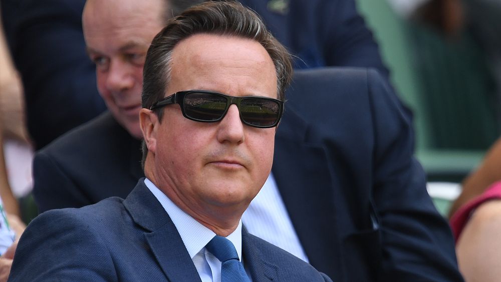 Le garde du corps de David Cameron oublie son arme chargée dans les WC d'un avion