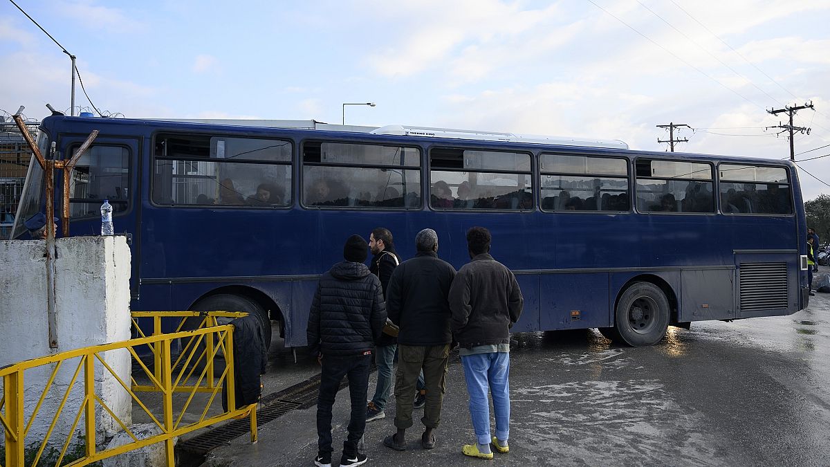 Επιθέσεις νεαρών με κράνη και ρόπαλα την Τρίτη στο κέντρο της Μυτιλήνης