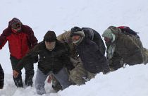 عناصر فريق تركي للطوارئ ينقل أحد ضحايا الانهيار الثلجي. 2020/02/05