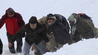 عناصر فريق تركي للطوارئ ينقل أحد ضحايا الانهيار الثلجي. 2020/02/05