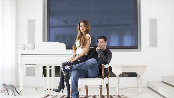 Gilbert Chikli, 50, und seine Frau Shirly Chikli, 31, posieren für ein Foto in ihrem Haus in Ashdod, Israel, am Montag, 28. März 2016. Gilbert Chikli, 50, und seine Frau Shirly Chikli, 31, posieren für ein Foto in ihrem Haus in Ashdod, Israel, am Montag, 28. März 2016.