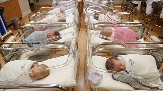 Nüfusu yaşlanan Yunanistan'da doğan her bebek için 2 bin euro yardım geliyor 