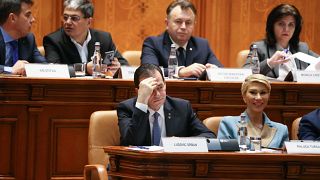 Ludovic Orban román miniszterelnök a kormánya ellen beterjesztett bizalmatlansági indítvány vitáján a bukaresti parlamentben 2020. február 5-én. 