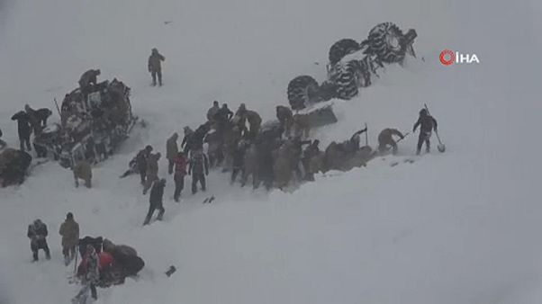 Mueren 38 personas en una avalancha doble en Turquía Mueren 38 personas en una avalancha doble en Turquía