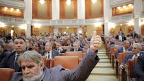 Romanya'da meclisin güven oyunu alamayan hükümet düştü
