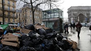أكياس القمامة تغطي شوارع باريس 