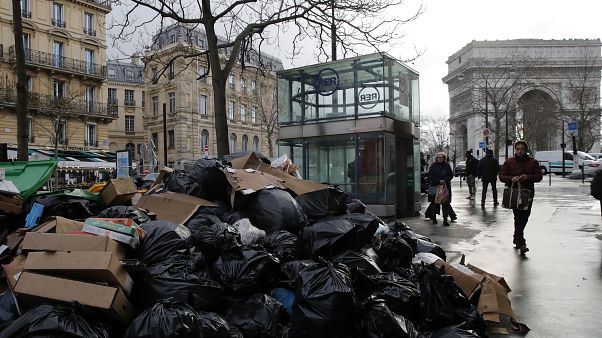 أكياس القمامة تغطي شوارع باريس أكياس القمامة تغطي شوارع باريس